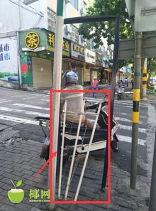 海口西沙路與萬華路交界處派出所燈光箱損壞引關注，網友呼吁及時維修